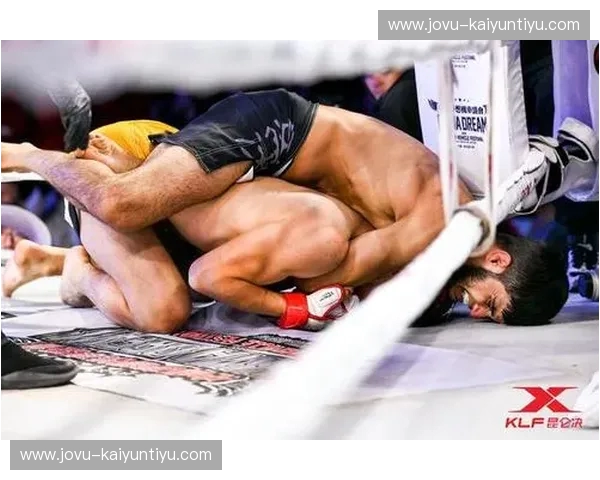 昆仑决郑召玉VS：铁血柔情，格斗场上的传奇征途